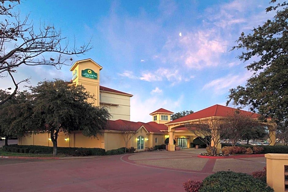 La Quinta Inn & Suites by Wyndham Dallas Arlington South