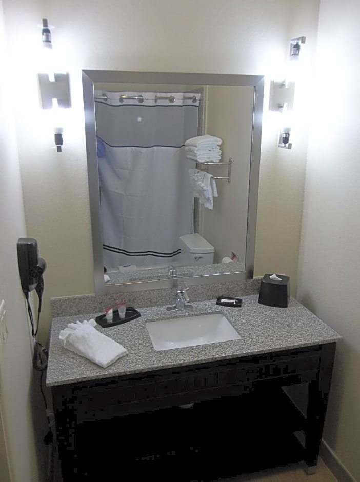 Quality Inn & Suites Victoria East