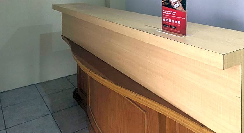 RedDoorz near Institut Kesehatan Helvetia