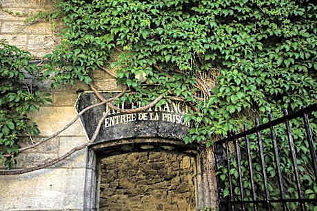 Saintlo Ottawa Jail Hostel