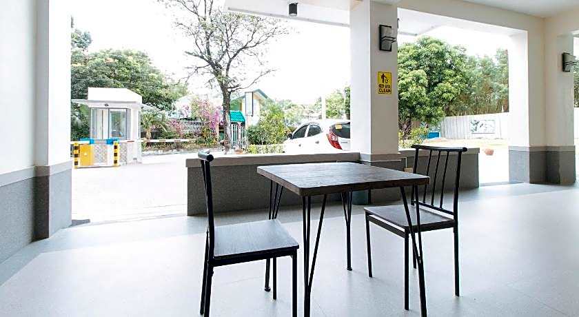 RedDoorz Plus @ Alpina Heights Paranaque