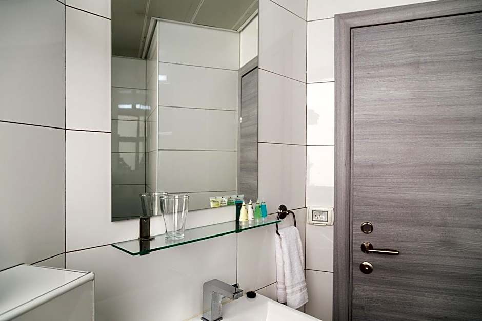 Johnny Hotel – Jerusalem, CA