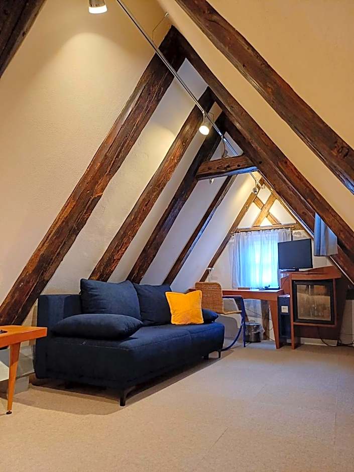 Schiefes Haus