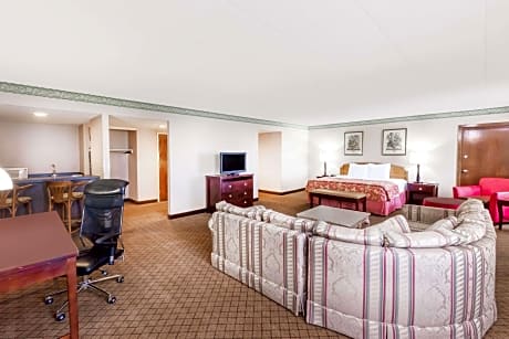 1 King Bed Pool View Studio Suite Non-Smoking