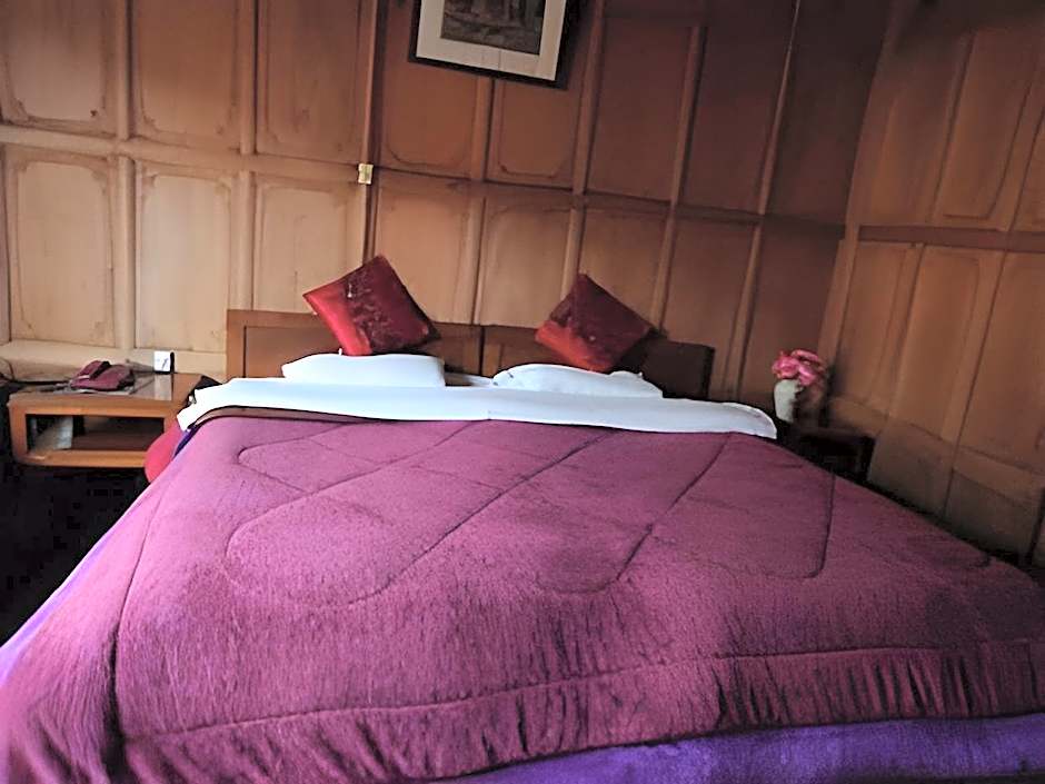 Alif Laila Group of Houseboat