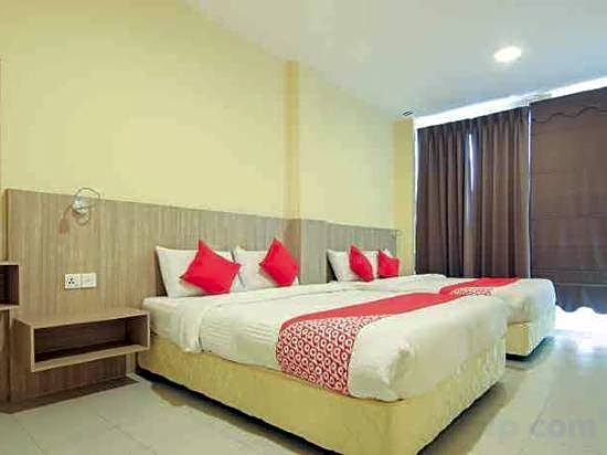 OYO 44078 The Island Hotel