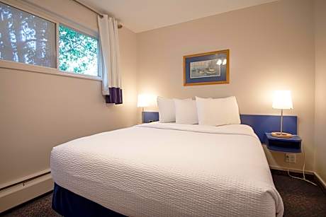 Seaview One-Bedroom Queen Suite