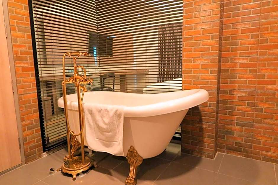 V20 Boutique Jacuzzi Hotel