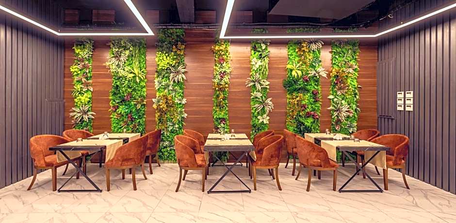 Novel Centre Point Hotel