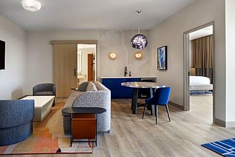 Bellavista W/Peloton Bike, 1 Bedroom Signature Suite, 1 King, Sofa Bed, Plaza View, City View