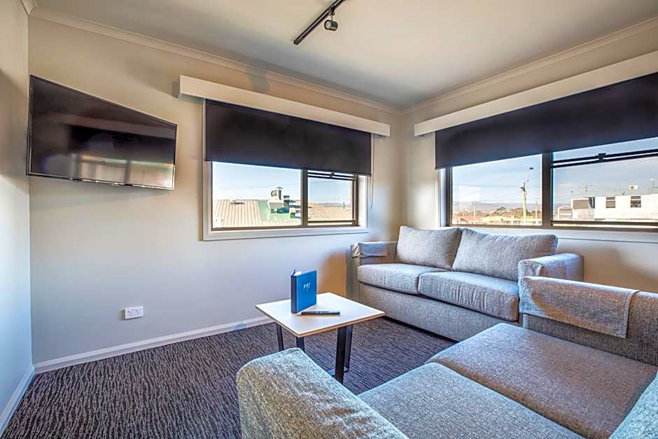 Nightcap at Riverside Hotel