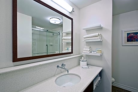 2 Qns Mobility/Hearing Access Tub Studio Ns