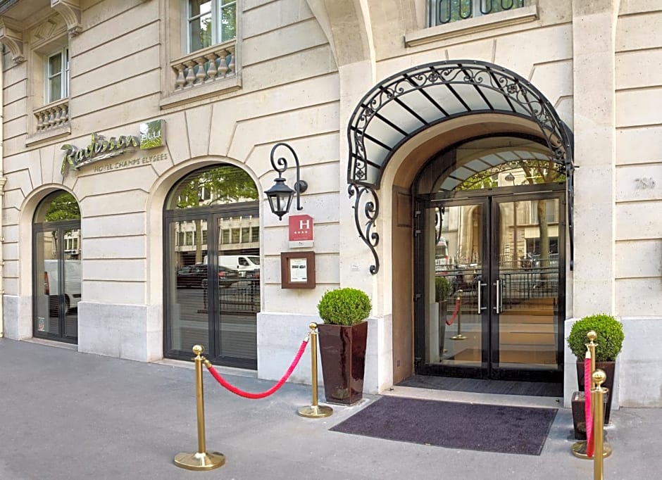 Radisson Blu Hotel Champs Elysees (Pet-friendly)