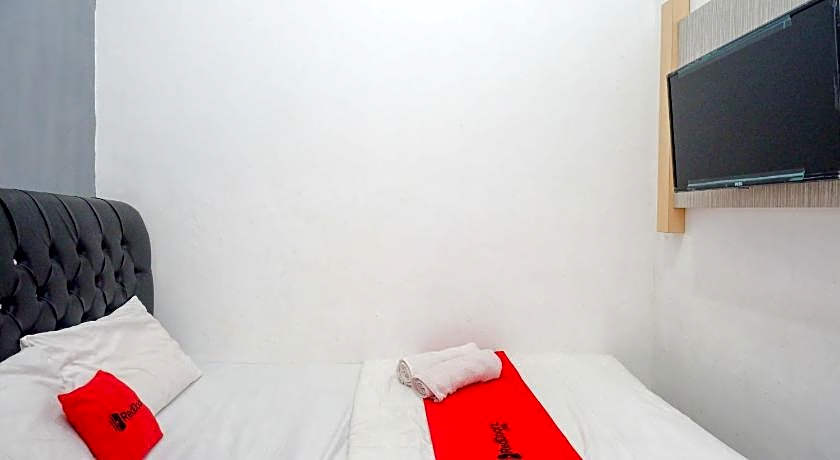 RedDoorz Syariah near Alun Alun Kajen