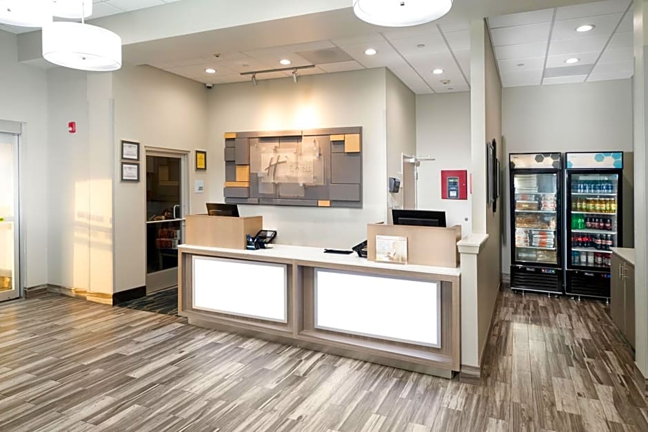 Holiday Inn Express & Suites Memphis Arpt Elvis Presley Blv, an IHG Hotel