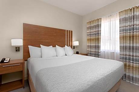 King Studio Suite with Pool View - Non-Smoking