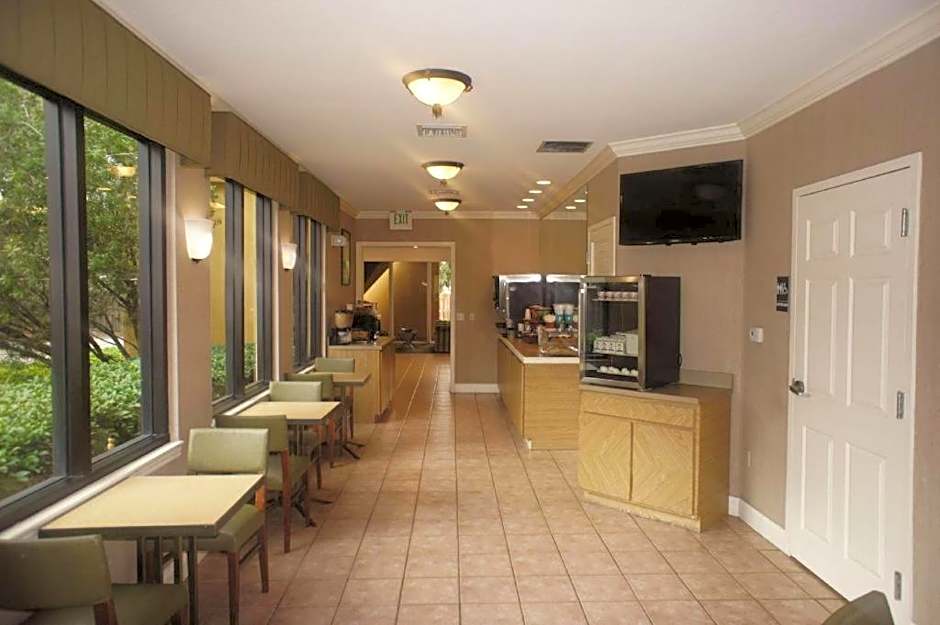 Baymont by Wyndham Intl Speedway/I-95/Daytona Beach