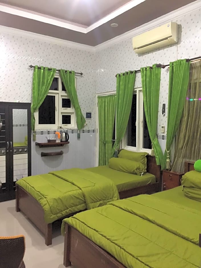 OYO Life 93055 Fathin Hotel