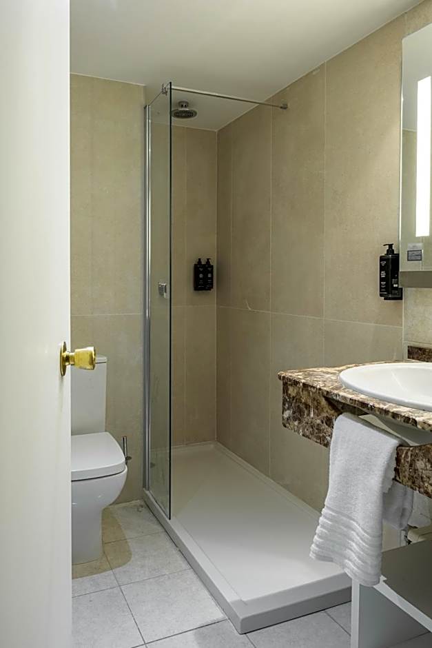 LATROUPE Grand Place Hostel