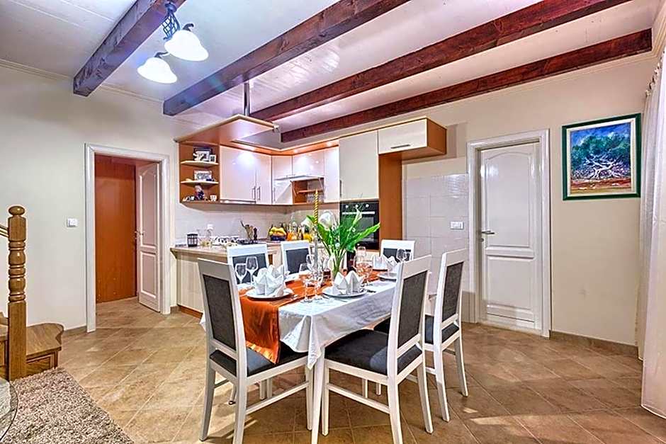 Luxury Beachfront Villa Dalmatino Trogir with private pool right at the beach in Okrug Gornji - Ciovo