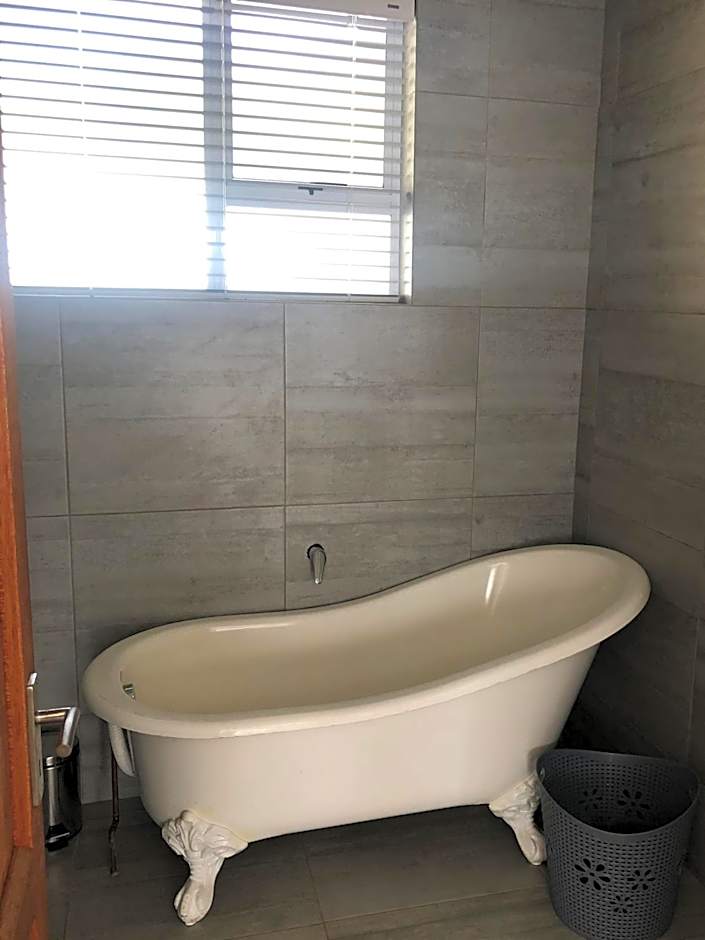 8 on Acacia Guesthouse