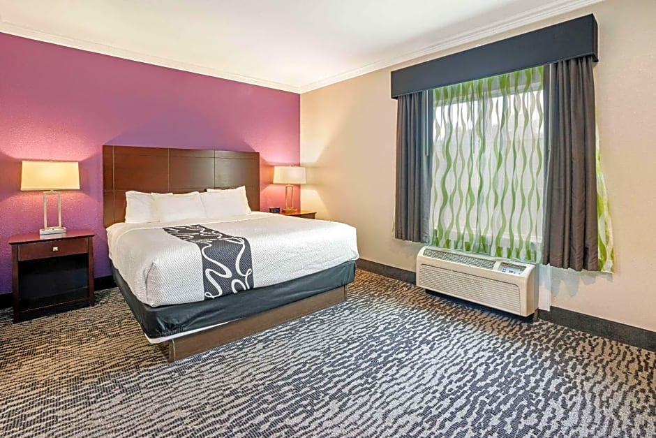 La Quinta Inn & Suites by Wyndham Houston - Magnolia