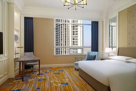 CLUB, Club lounge access, Guest room, 1 King, City view