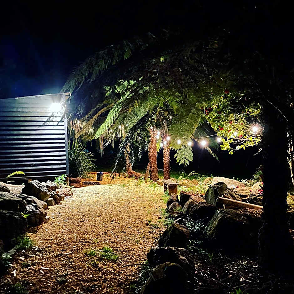 Tomah Retreat - Studio CHILL with fireplace and clawfoot bath