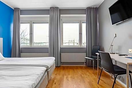 Standard Twin Room with Walk-In Shower - Disability Access