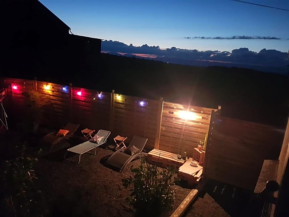 Petite maison sur la colline du Gibloux: 1chambre,1 salon et salle de bain privés au rez de chaussé, piscine extérieur et BBQ ,