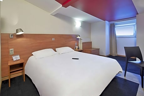 One Double Bed 2 Single Beds - Superior Room