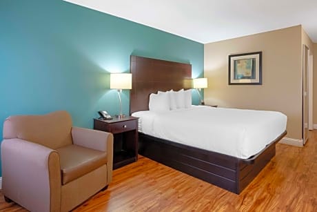 1 King Bed Non-Smoking Pet Friendly Room Microwave And Refrigerator Full Breakfast