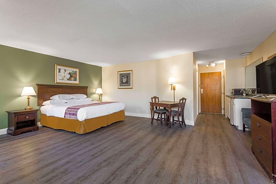 Days Inn & Suites by Wyndham Rocky Mount Golden East