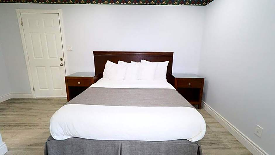 Algonquin Lakeside Inn