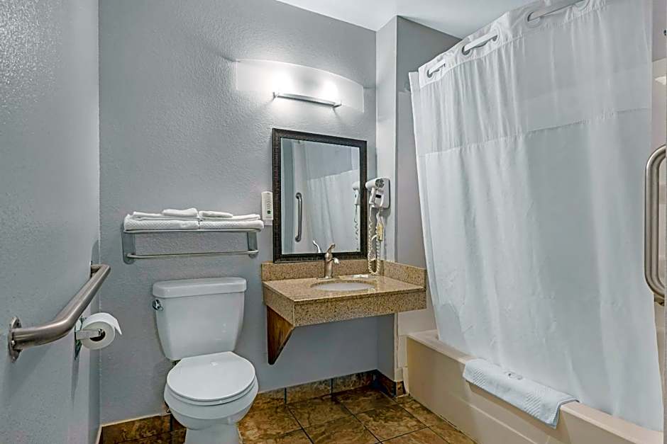 Quality Inn Chesterton near Indiana Dunes National Park I-94
