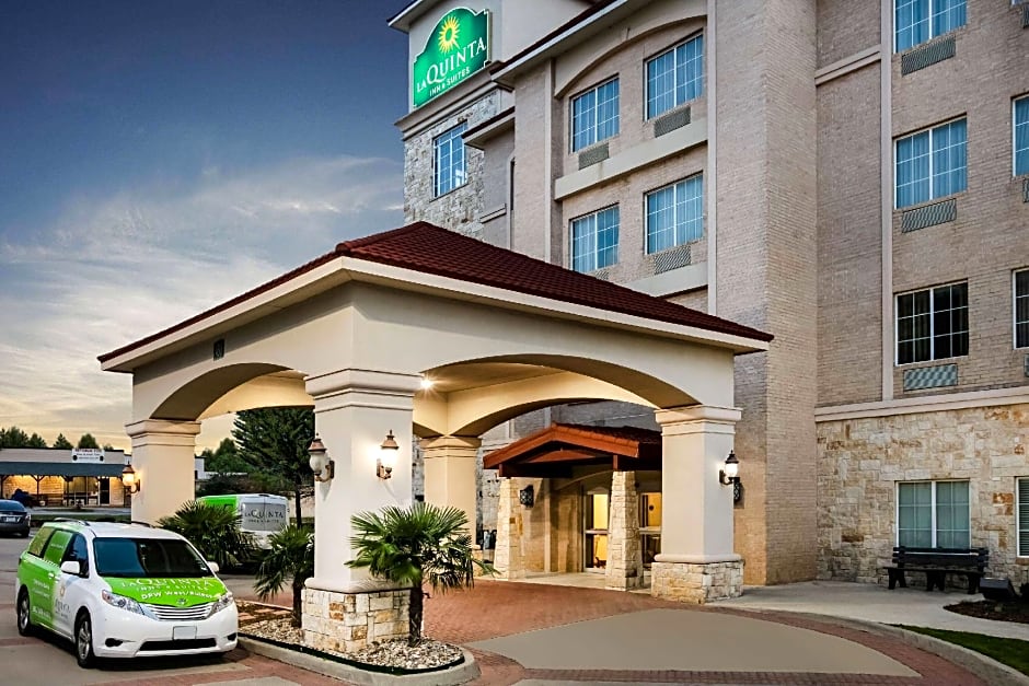 La Quinta Inn & Suites by Wyndham DFW Airport West - Euless