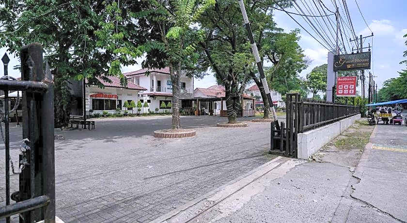 RedDoorz @ Avros Guest House Medan