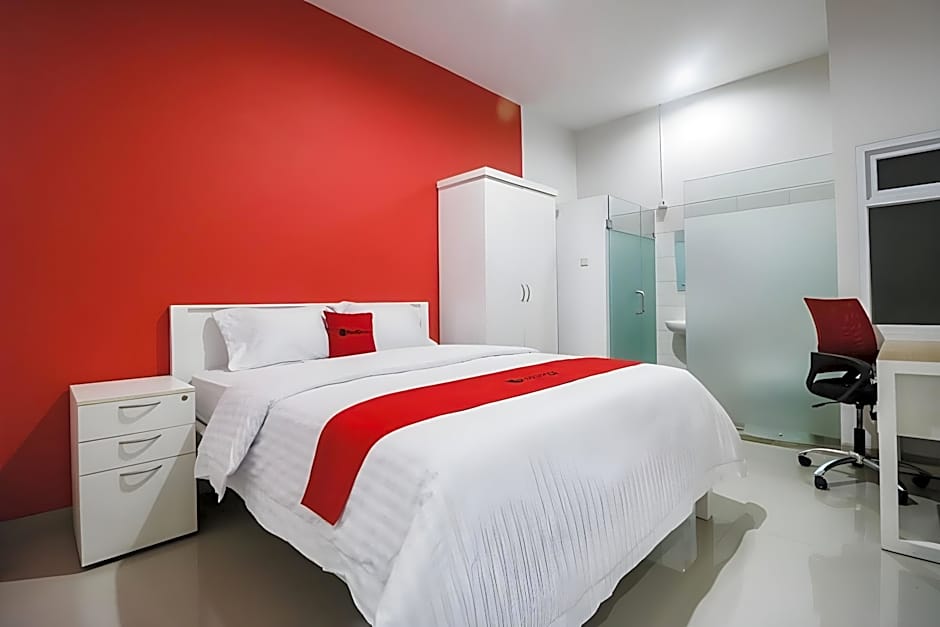 RedDoorz Plus near Living Plaza Jababeka