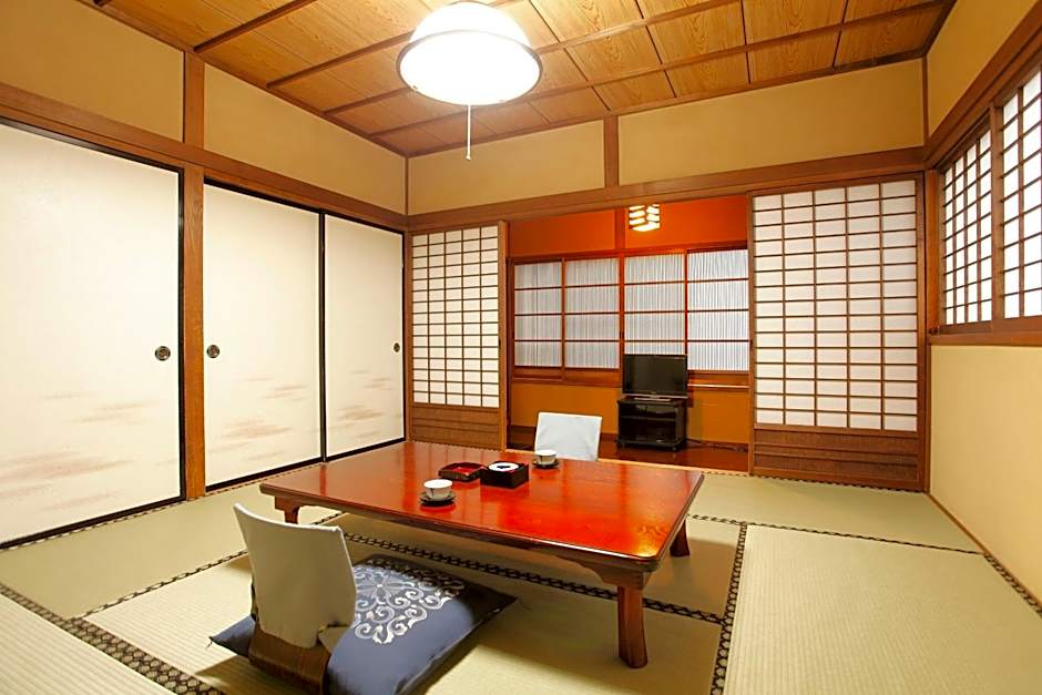 Foto 1 de 1 de Japanese-Style Family Room with Shared Bathroom