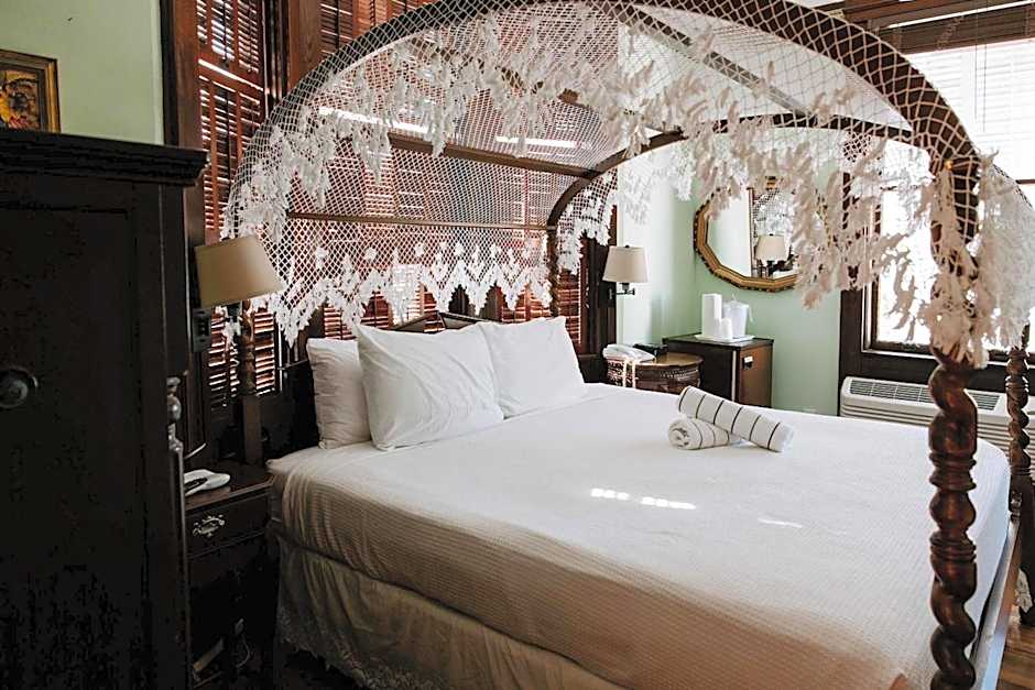 Deluxe King - Curry Mansion with Pool!