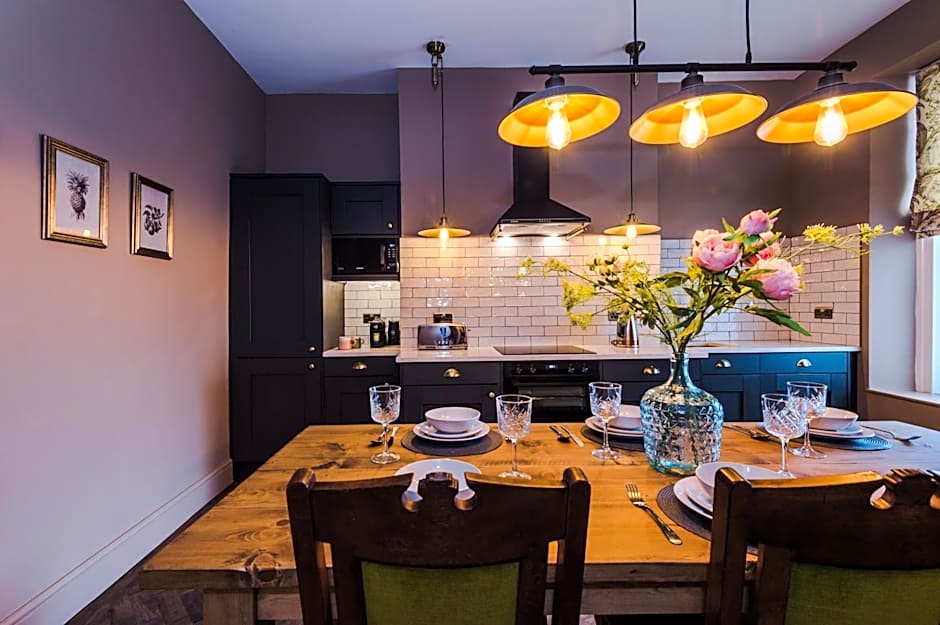 Russell Court by Orenda-Luxe