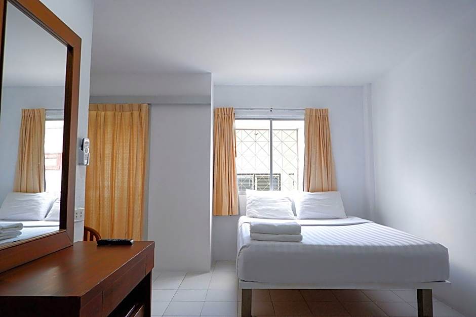 18 coins budget hotel