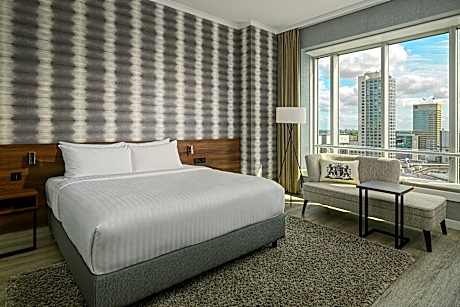 executive suite, m club lounge access, 1 bedroom suite, 1 king, city view