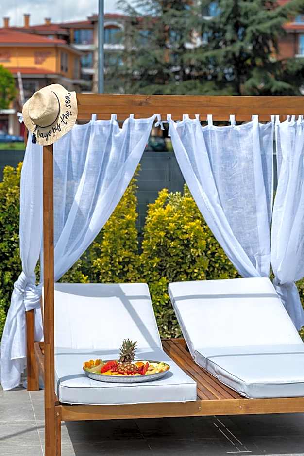 Sea Twins Luxury Aparthotel - 150 m from the beach