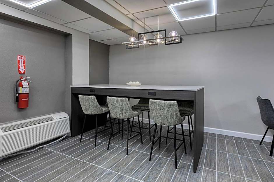 Clarion Pointe Decatur Downtown