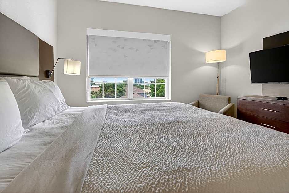 Holiday Inn and Suites Dallas-Addison By IHG