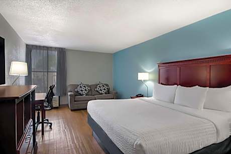Clarion Inn & Suites Grand Rapids Airport