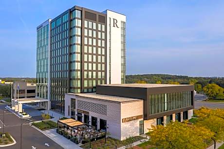 Renaissance Milwaukee West Hotel