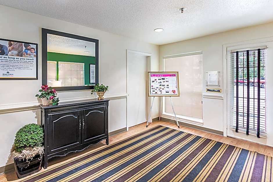 HomeTowne Studios by Red Roof Atlanta - Lawrenceville