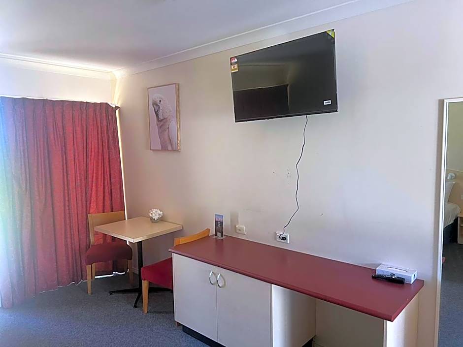 Outback Quarters Motel Hay and Restaurant